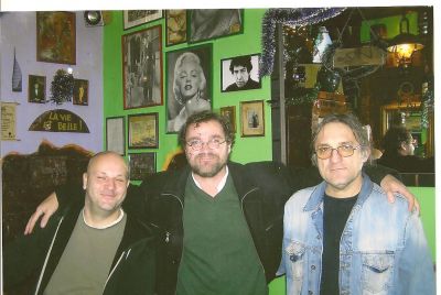 På Cinema Pub i Bela Crkva. Miroslav, jag och Miroslavs kompis. Miroslavs kompis och jag älskar Dylan. Den magiske mästaren håller ett vakande öga över oss från sin plats på väggen. På Cinema Pub i Bela Crkva. Miroslav, jag och Miroslavs kompis. Miroslavs kompis och jag älskar Dylan. Den magiske mästaren håller ett vakande öga över oss från sin plats på väggen.